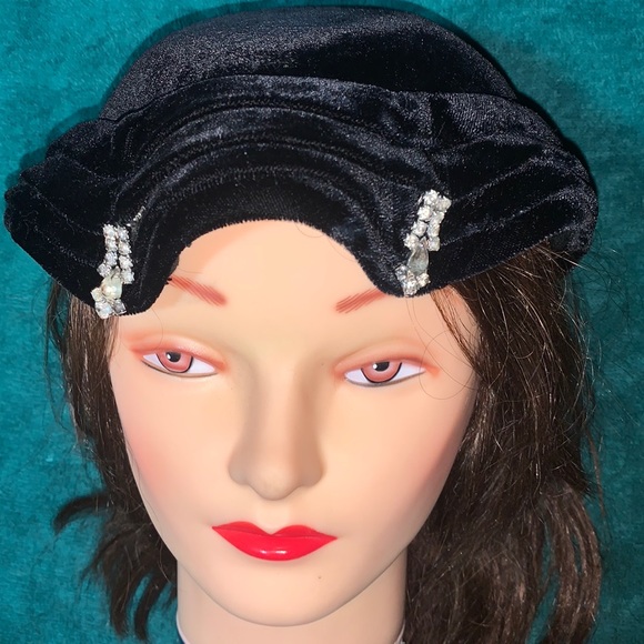 Vintage velvet hat from Daytons - Picture 2 of 10